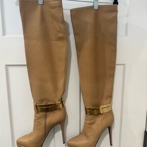 Chic Tan Heeled Boots with Gold Accents